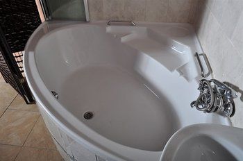 Deep Soaking Bathtub